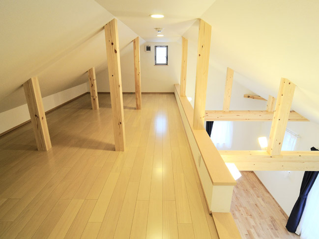 2階洋室のロフトは、収納だけではなくちょっとした隠れ家的空間に。