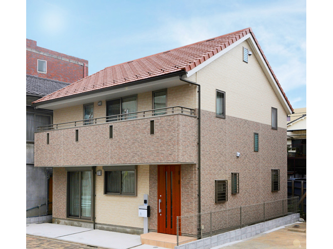 落ち着いた温かい色味の外観は、自然と街並みに溶け込みます。